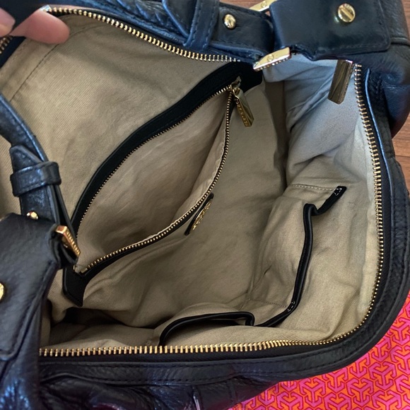 [Tory Burch] Amanda Black Leather Hobo Bag - Picture 4 of 9